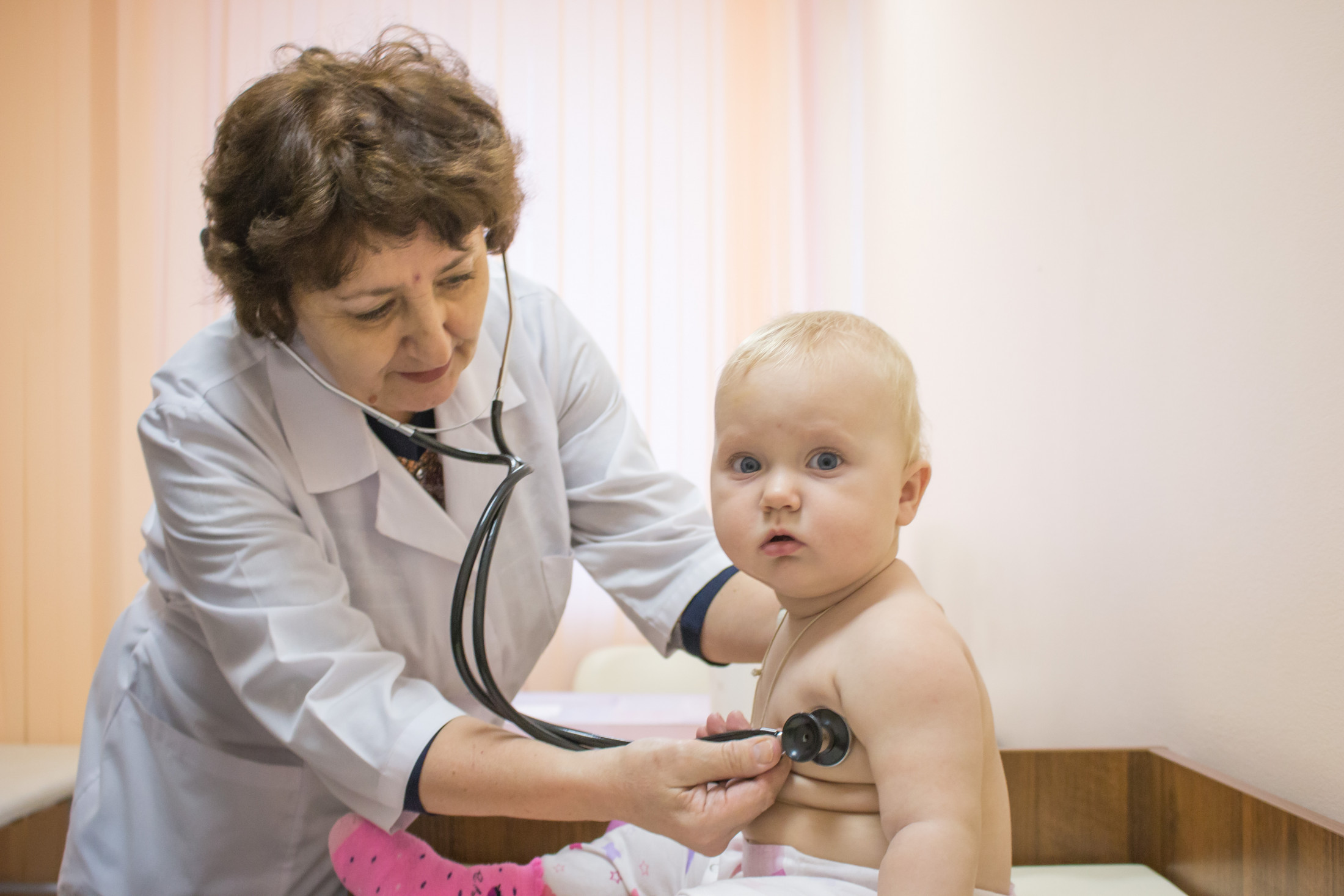 Детский врач в медицинском центре Здоровый ребенок